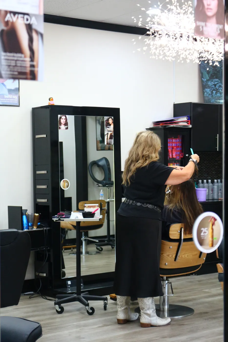 A LuLu stylist working with a guest on the styling floor